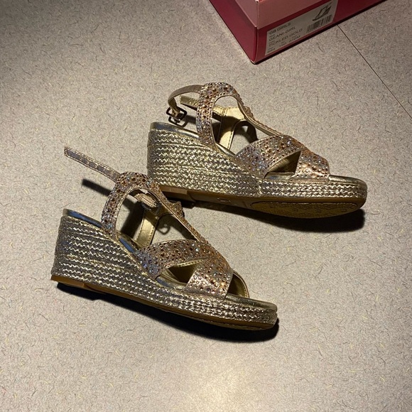 Little girls size 1 bling gold wedge sandals - Picture 2 of 6